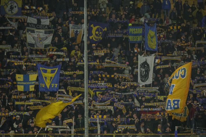 Estevez zoppicante esce dal campo: dentro S&oslash;rensen - 24' Parma-Bologna 1-1