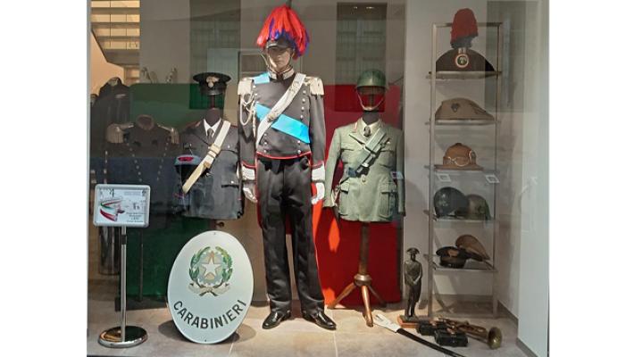 Uniformi in vetrina per la giornata dell&rsquo;Unit&agrave; nazionale e delle forze armate