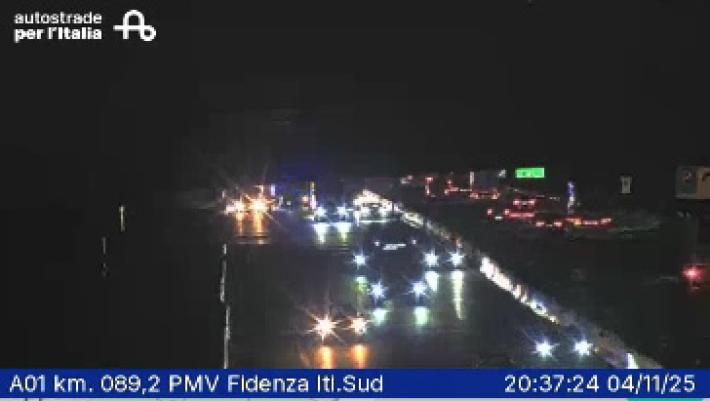 Veicolo in fiamme, disagi e fumo in A1 vicino a Fidenza 