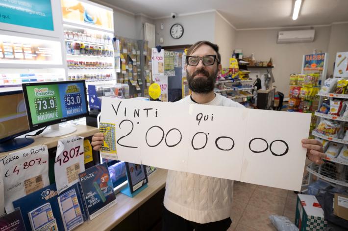Vinti due milioni con un "gratta e vinci" in via XXII luglio