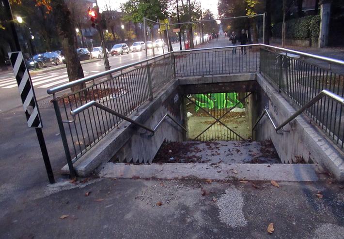 &laquo;Il sottopasso pedonale dello Stradone &egrave; chiuso da tanto tempo ma c&rsquo;&egrave; la luce accesa&raquo;