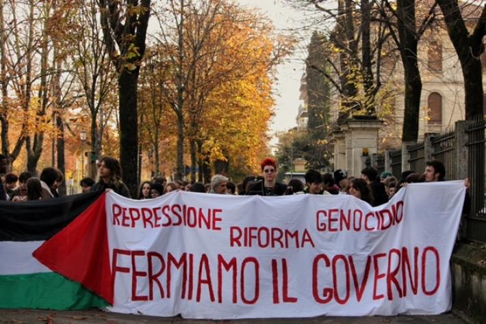 Corteo  in viale Maria Luigia: traffico in tilt sul Lungoparma e sullo Stradone