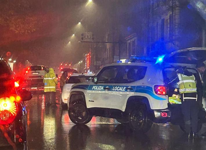 Schianto tra due auto in serata in via Fratti: un ferito