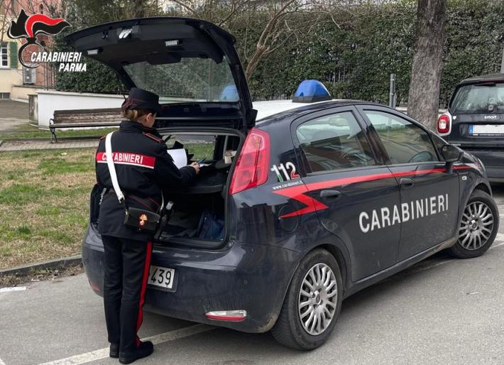 Minaccia di lanciarsi dal balcone di casa: donna dissuasa dai carabinieri