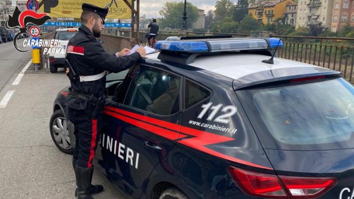 Parma: con una scusa avvicinano un coetaneo in viale toschi e dopo avergli strappato la collana d&rsquo;oro dal collo lo minacciano con un coltello. Due 20enni stranieri denunciati per rapina