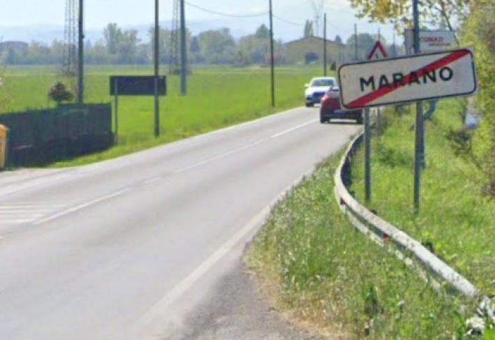 Cede un margine della strada, un camion si adagia su un fianco: via Traversetolo chiusa tra Pilastro e Piazza, ora riaperta