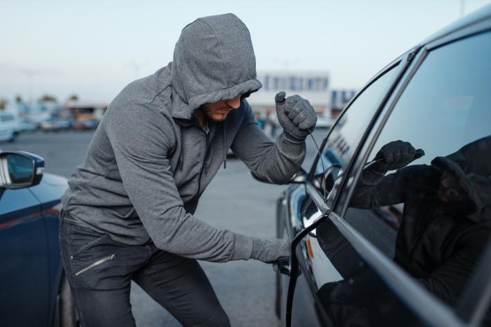 Ladri rubano le targhe delle auto