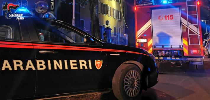 In stato di agitazione psicofisica crea il caos in un condominio lanciando oggetti dal balcone danneggiando anche l&rsquo;erogatore del gas. denunciato 43enne italiano