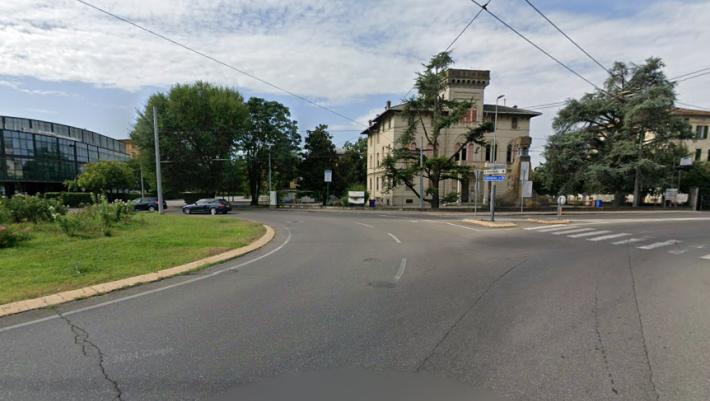 Si spezza una pianta, paura in via Emilia Ovest