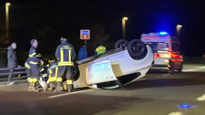 Auto cappottata in tangenziale nord all'altezza di via Europa