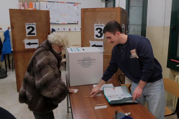 Elezioni regionali, le proiezioni: centrosinistra in vantaggio in Campania e Puglia, il centrodestra tiene in Veneto 