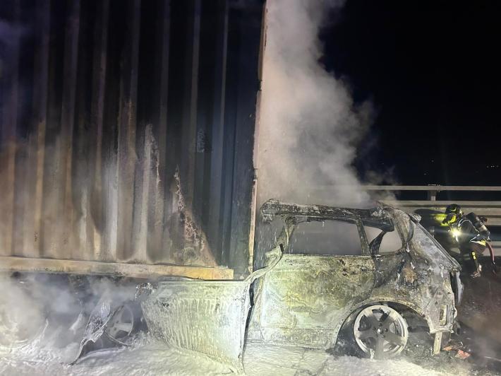Tragico sorpasso in A15: auto finisce contro un camion,  un morto carbonizzato