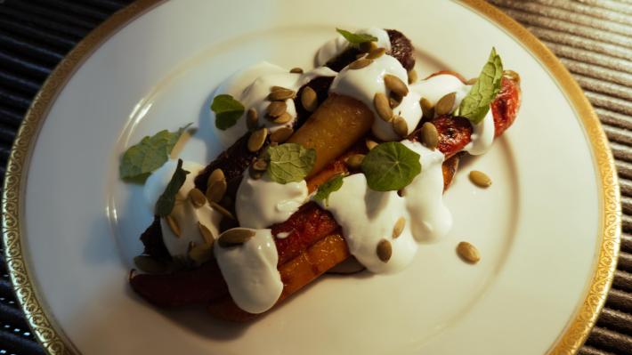 Carote glassate alla brace, yogurt, menta e semi di zucca