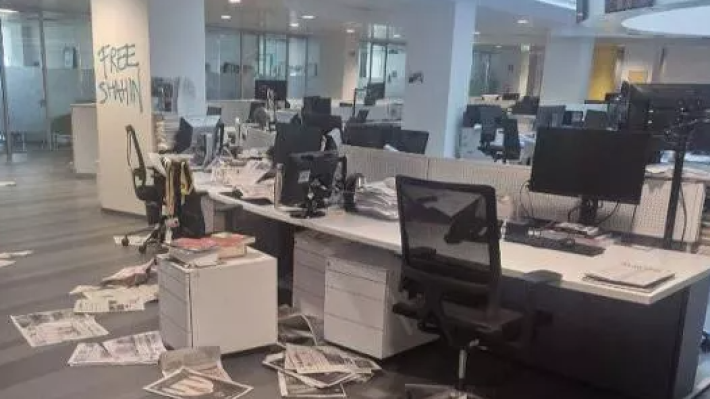 Un centinaio di manifestanti assalta la sede della Stampa