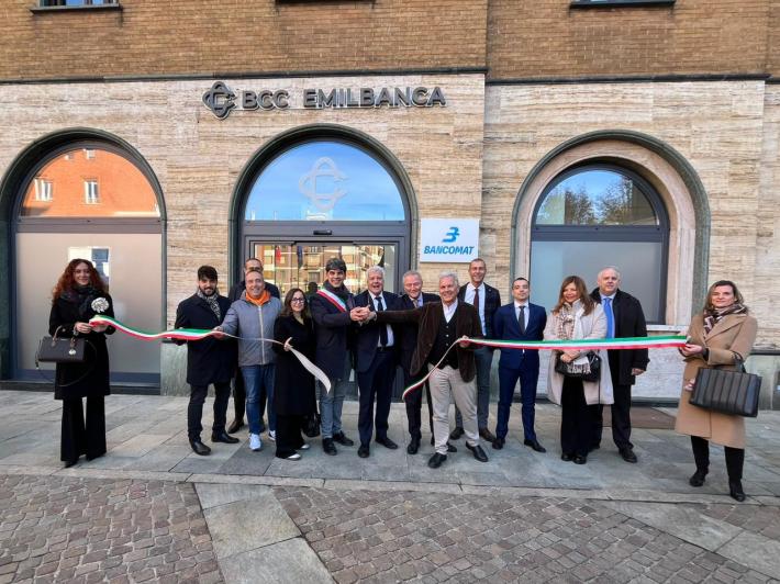 Emil Banca, filiale in piazza  e  uno spazio dedicato alla citt&agrave;