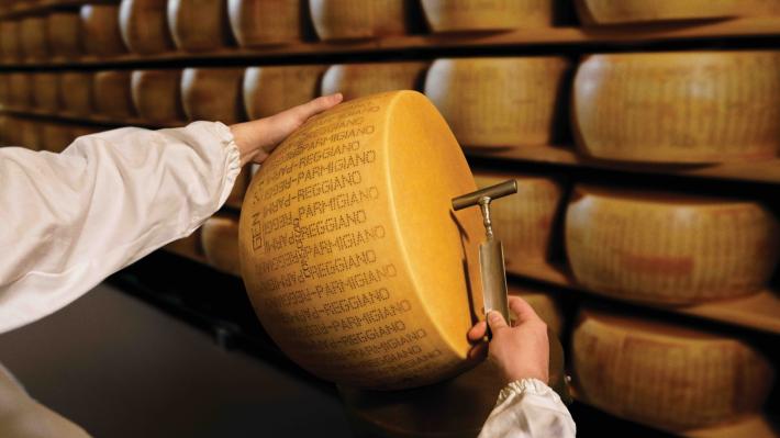 Parmigiano reggiano: al via la battitura del primo lotto di forme prodotte nel 2025, protagonista della nuova campagna &ldquo;momenti iconici&rdquo; 