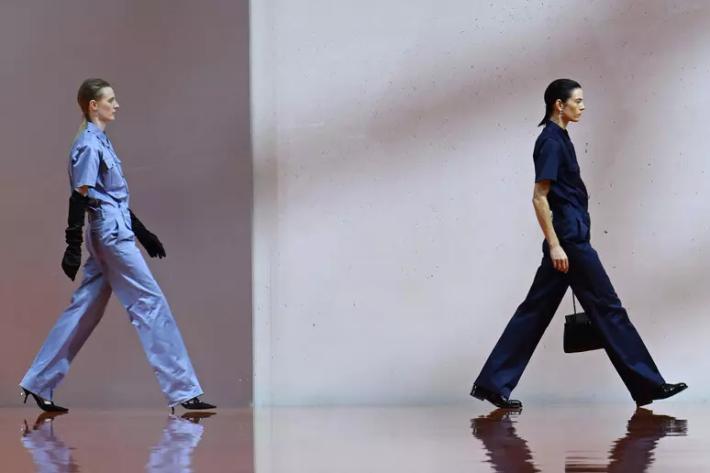 Prada conclude l'acquisto di Versace per 1,25 miliardi