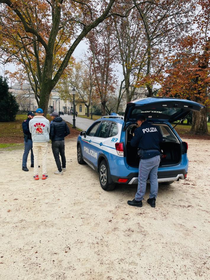 Finge di essere un dipendente del supermercato, e prova a rubare oltre 1000 euro di merce.  Tentato furto in un ristorante nella notte