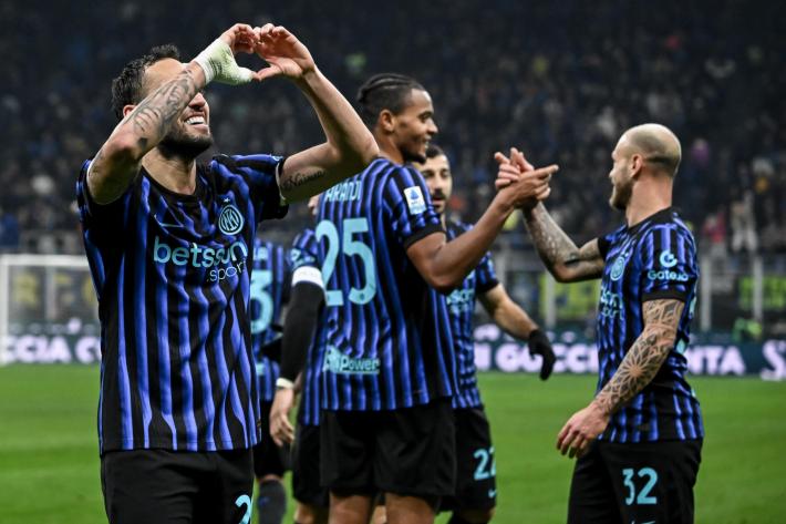 L'Inter ridimensiona il Como a suon di gol e vola in testa: 4-0. Fiorentina in caduta libera: pesante ko (3-1) con il Sassuolo - Risultati e classifica