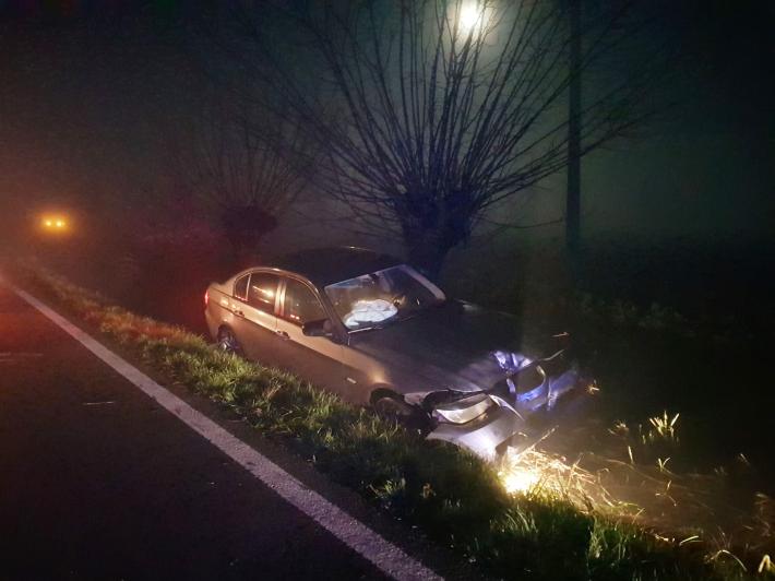 Auto finisce in un canale a Busseto, a bordo quattro giovani: un ferito