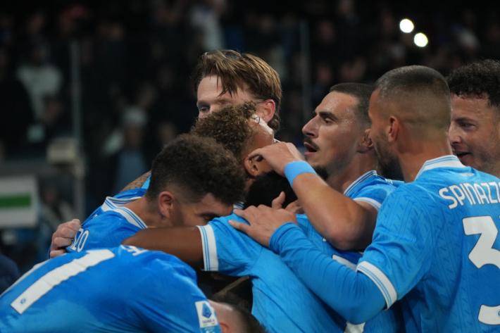 Napoli, prova di forza: 2-1 alla Juve e riconquista la vetta. Colpaccio Cagliari, 1-0 alla Roma e allunga sul Parma. Cremonese: 2-0 al Lecce. Lazio e Bologna 1-1 - Risultati e classifica