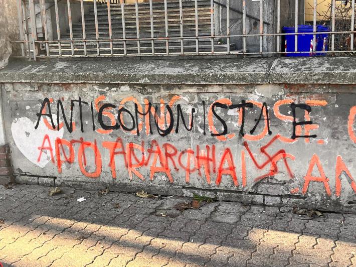 Imbrattata la scritta dedicata a Virgi fuori dall'Ulivi