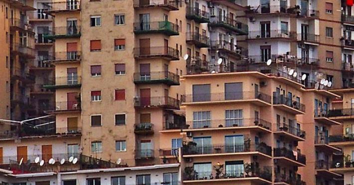Assicurazioni Macchie di umidit&agrave; e danni da perdite d'acqua in condominio: cosa fare 