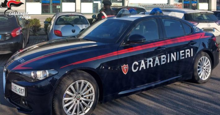 Fuggono dal supermercato con merce non pagata nello zaino ma i carabinieri li fermano nel parcheggio. Denunciati per furto due 20enni stranieri.