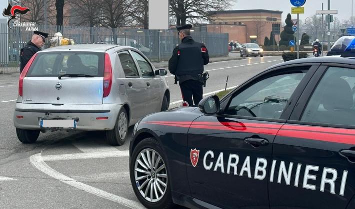 Strada Quarta e via dei Mille, automobilista chiede informazioni a due donne poi si abbassa i pantaloni: 40enne denunciato