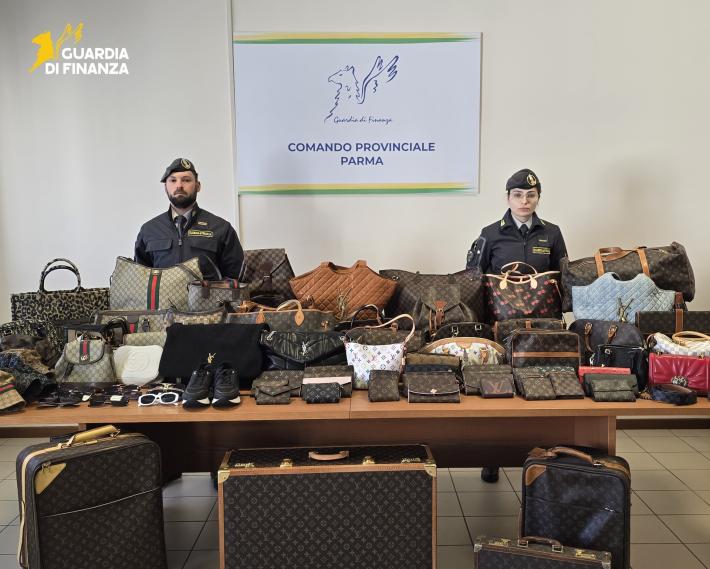Borsette, orologi, gioielli, al mercato in Ghiaia sequestrati oltre mille prodotti contraffatti: denunciati due commercianti 