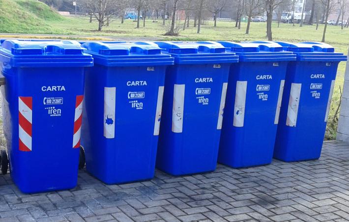 Segnalazione in via Degli Oddi: "Da 15 giorni non viene ritirata la carta"