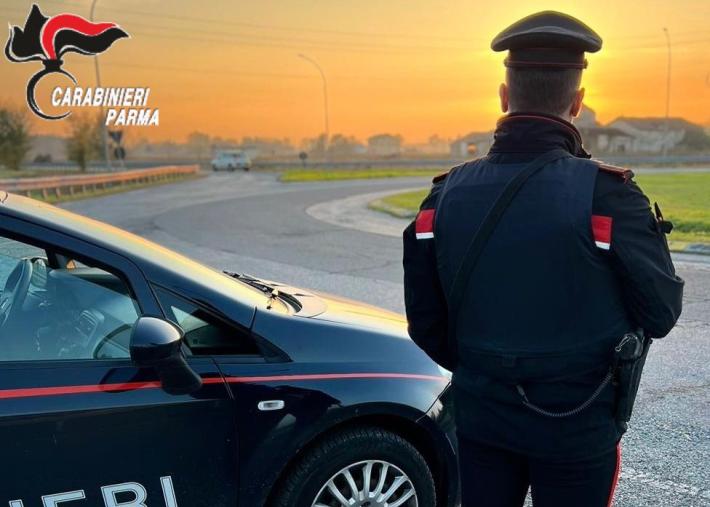 Busseto: tenta di sfuggire al controllo dei carabinieri ma viene fermato e trovato in possesso di un coltello a serramanico. Denunciato 40enne italiano