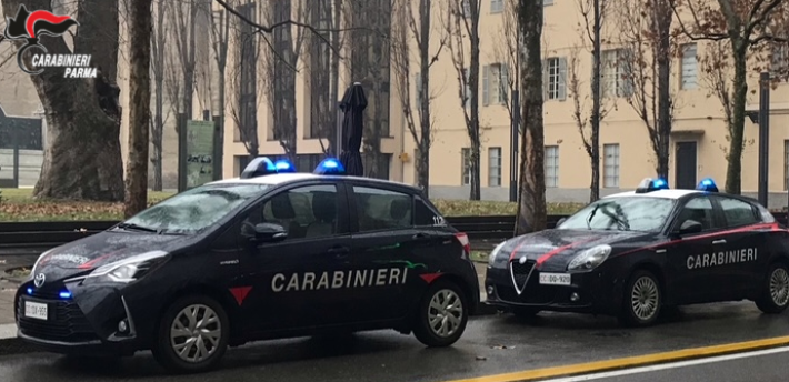 Momenti di tensione in via Trento: prende a calci e danneggia alcuni veicoli molestando le persone che incontra per strada. Denunciato 47enne italiano