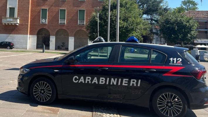 Rubano 800 euro di merce all'interno di un supermercato e  fuggono da un'uscita d'emergenza: 31enne dell'Est Europa e 34enne italiano denunciati per furto