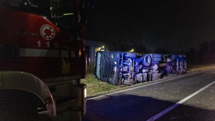 Via Traversetolo, camion si ribalta: giovane trasportata al Maggiore