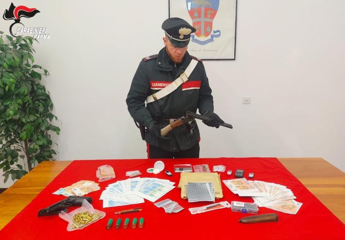 Droghe, armi modificate e banconote false: arrestato un 26enne