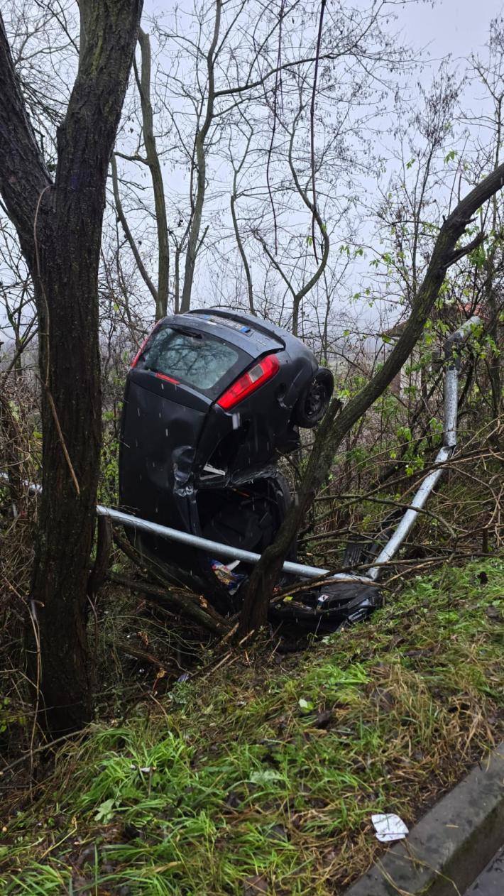 Auto vola fuori strada a Ricc&ograve; e sbatte contro un albero: tre feriti, uno in modo serio