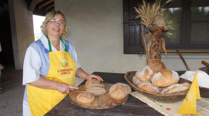 Pagani: "Che buono l'aroma del pane cotto a legna"