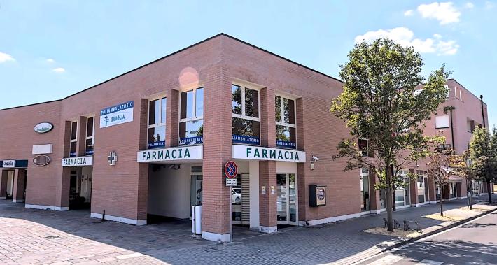 Sfondano la porta con un'auto rubata: Sorbolo, assalto a una farmacia nella notte 