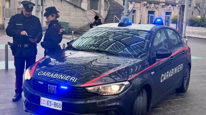 In cinque giorni fa sparire quasi 6.000 euro di prodotti alimentari dal supermercato dove lavora: denunciato 40enne