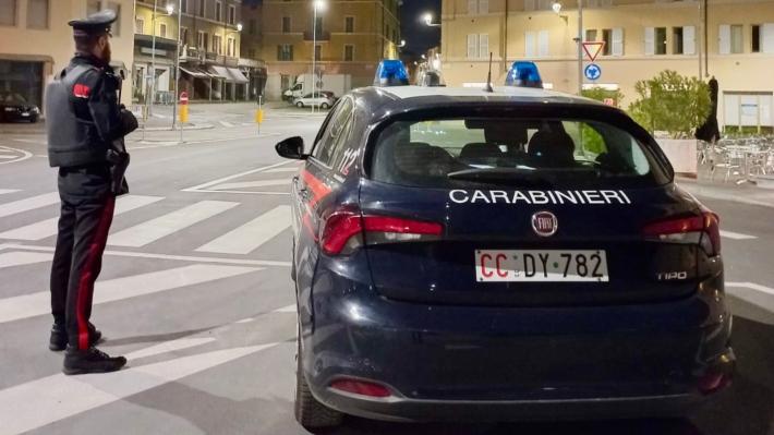 Ruba 100 euro dalla cassa di un negozio e prima di fuggire sorride beffardo alla commessa che lo aveva sorpreso in flagrante: arrestato 23enne