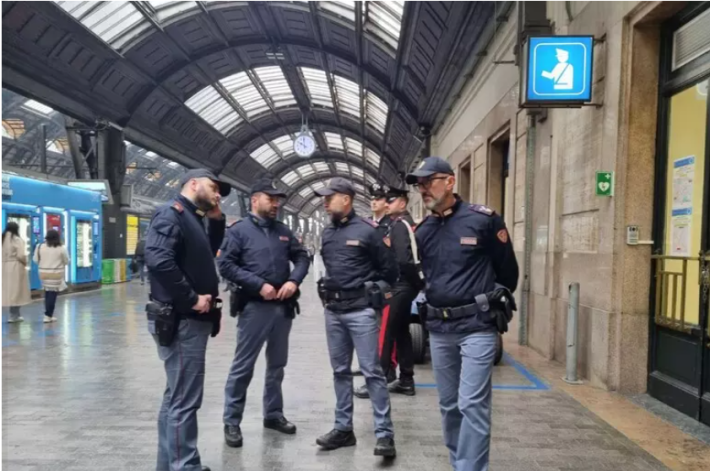 Polizia gli rid&agrave; l'anello rubato e lui si fidanza in Commissariato