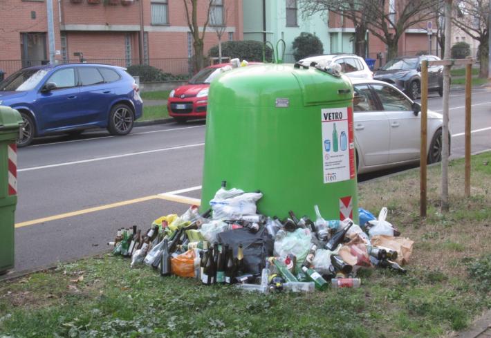 Via Picasso, &laquo;tante bottiglie fuori dalla campana del vetro da giorni: il ritiro &egrave; in grande ritardo?&raquo;