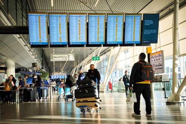 Neve e ghiaccio nei Paesi Bassi, centinaia di voli cancellati all'aeroporto di Amsterdam-Schiphol