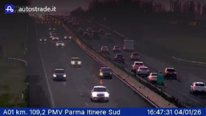 Traffico intenso e lavori: 5 chilometri di coda in Autocisa, rallentamenti in A1 