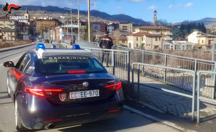 Sospeso nel vuoto a mani nude. Salvato dai carabinieri la notte di San Silvestro