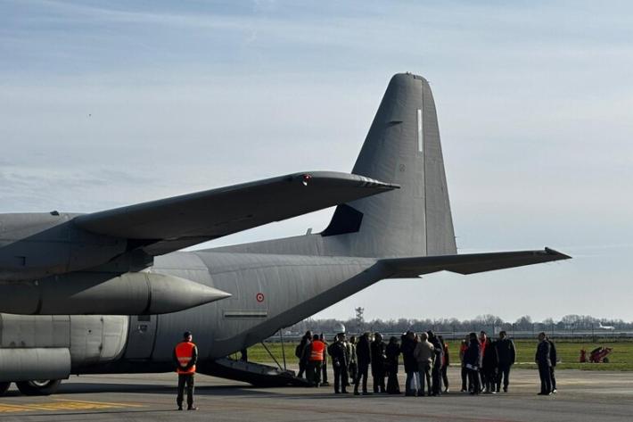 Atterrato a Linate l'aereo di Stato con le vittime di Crans-Montana