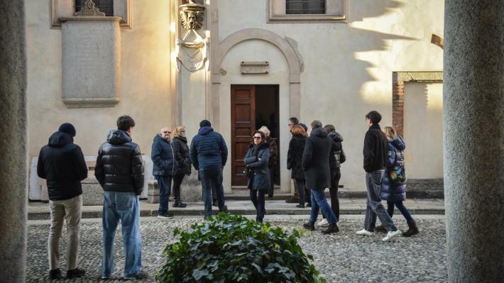 Tanti giovani in lacrime alla camera ardente di Achille Barosi