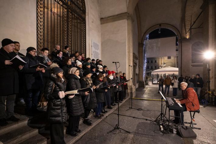 Sotto i Portici del Grano il concerto del coro del Teatro Regio: "Anche un omaggio alle vittime della tragedia in Svizzera"
