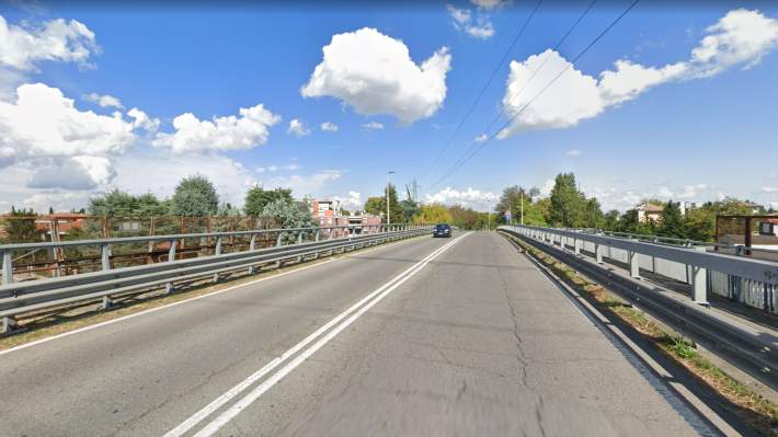 Tamponamento tra tre auto lungo il cavalcavia di via Mantova, in direzione Sorbolo.